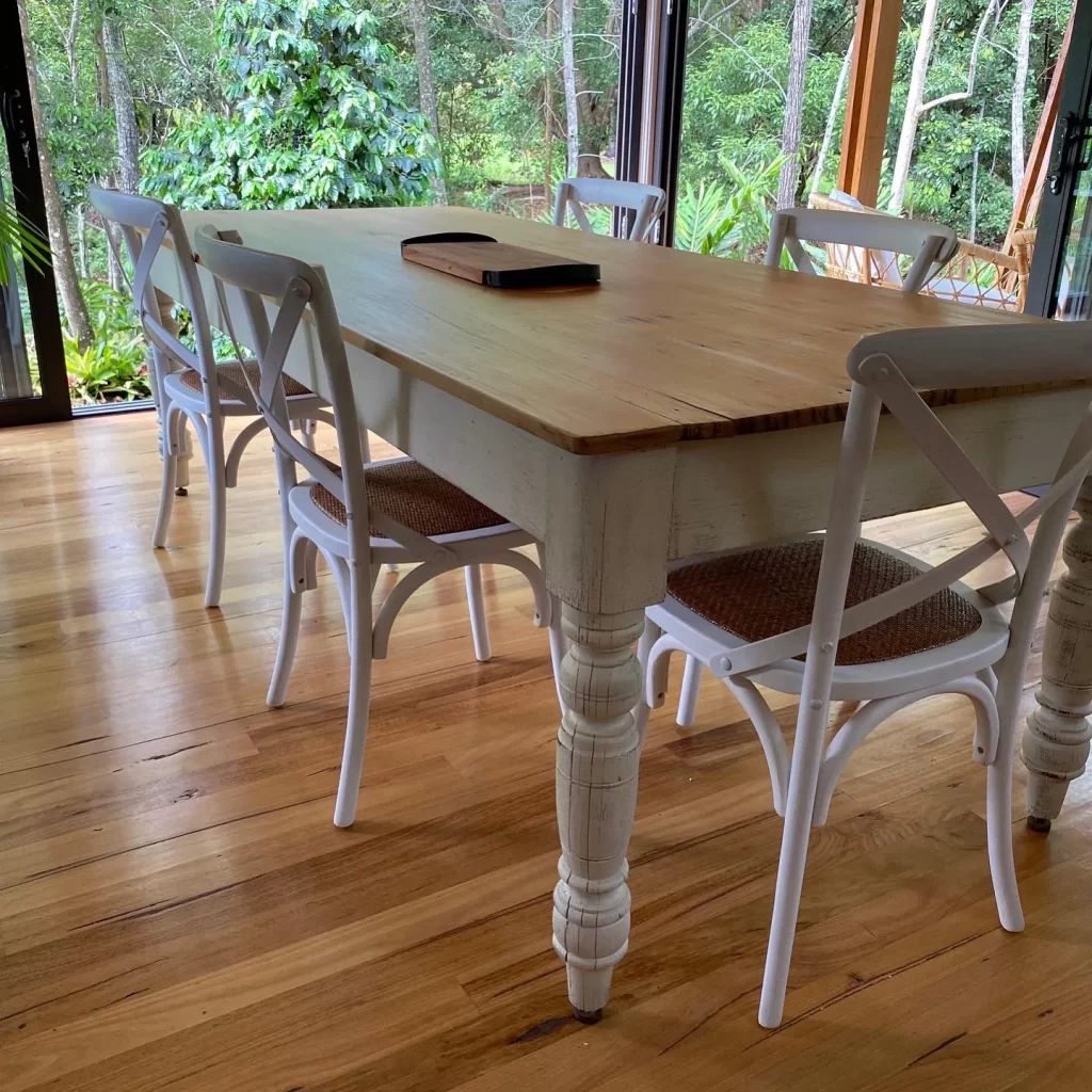Tisch aus Naturholz